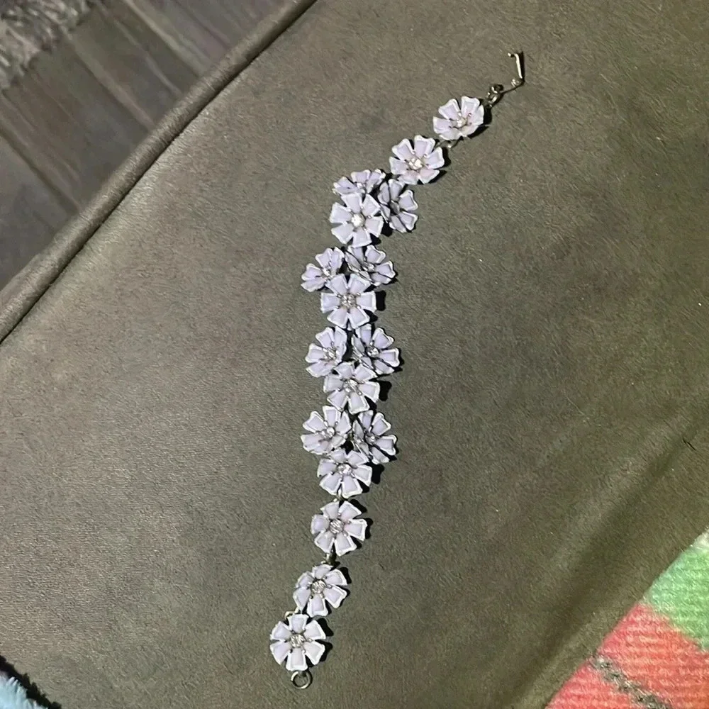 Vintage enamel pink whiter flower braclet - Picture 2 of 8